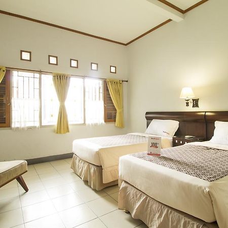 Hotel Reddoorz @ Setrasari Bandung Habitación foto