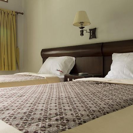 Hotel Reddoorz @ Setrasari Bandung Habitación foto