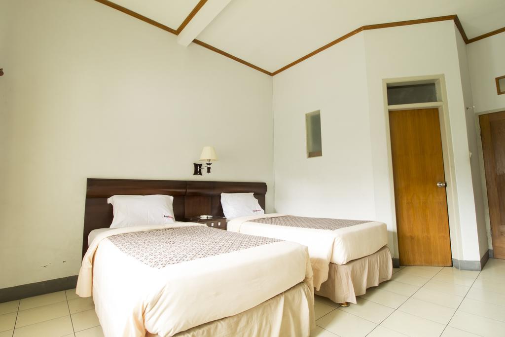 Hotel Reddoorz @ Setrasari Bandung Habitación foto